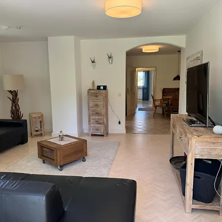 Gary Mit Zwei Terrassen Und Garten جارمش بارتنكيرشن