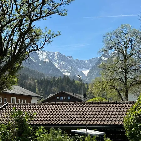 Gary Mit Zwei Terrassen Und Garten