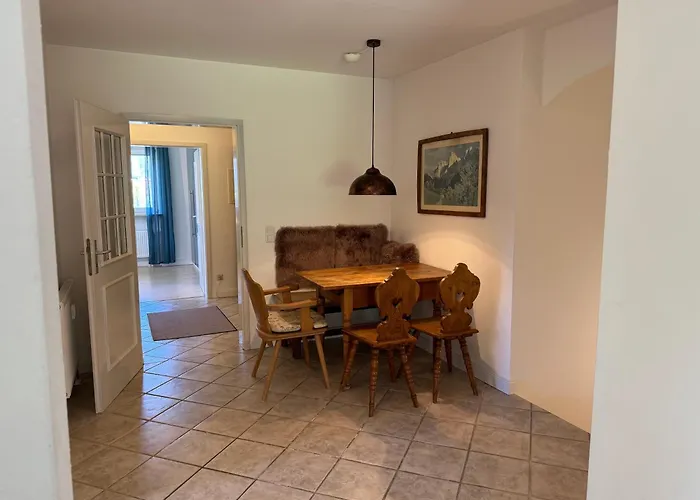 Gary Mit Zwei Terrassen Und Garten